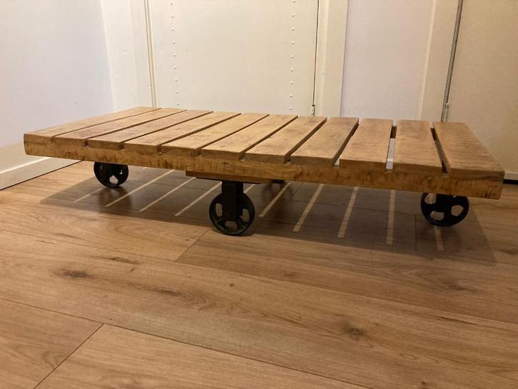 Industriële salontafel op gietijzeren wielen, Huis en Inrichting, Tafels | Salontafels, Gebruikt, Minder dan 50 cm, 50 tot 100 cm
