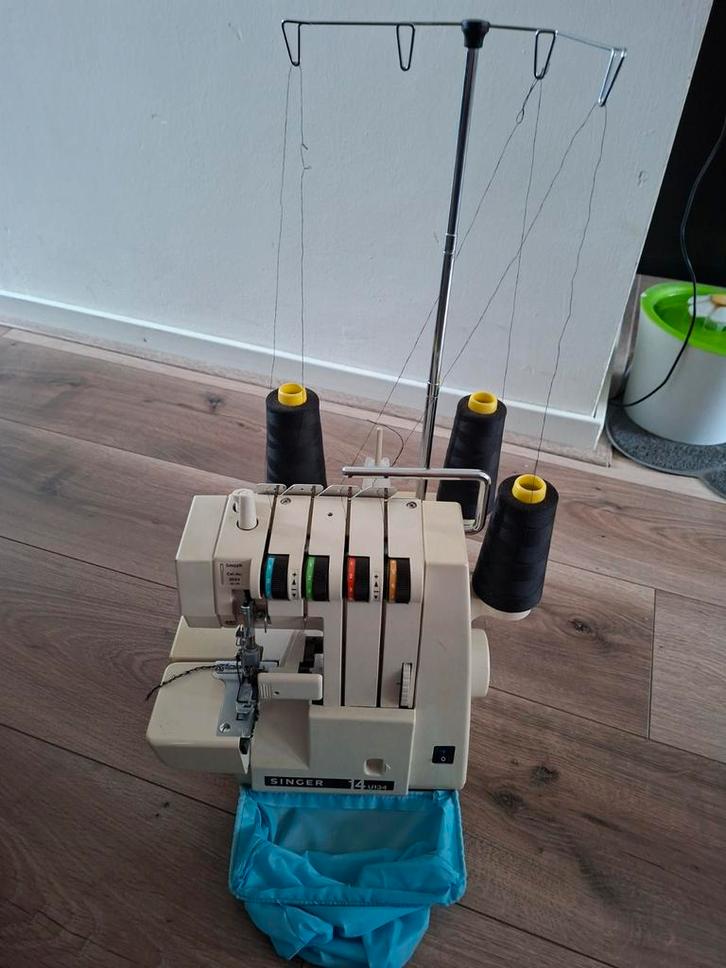 Singer Lockmachine - Perfect voor je projecten!, Hobby en Vrije tijd, Naaimachines en Toebehoren, Gebruikt, Lockmachine, Singer