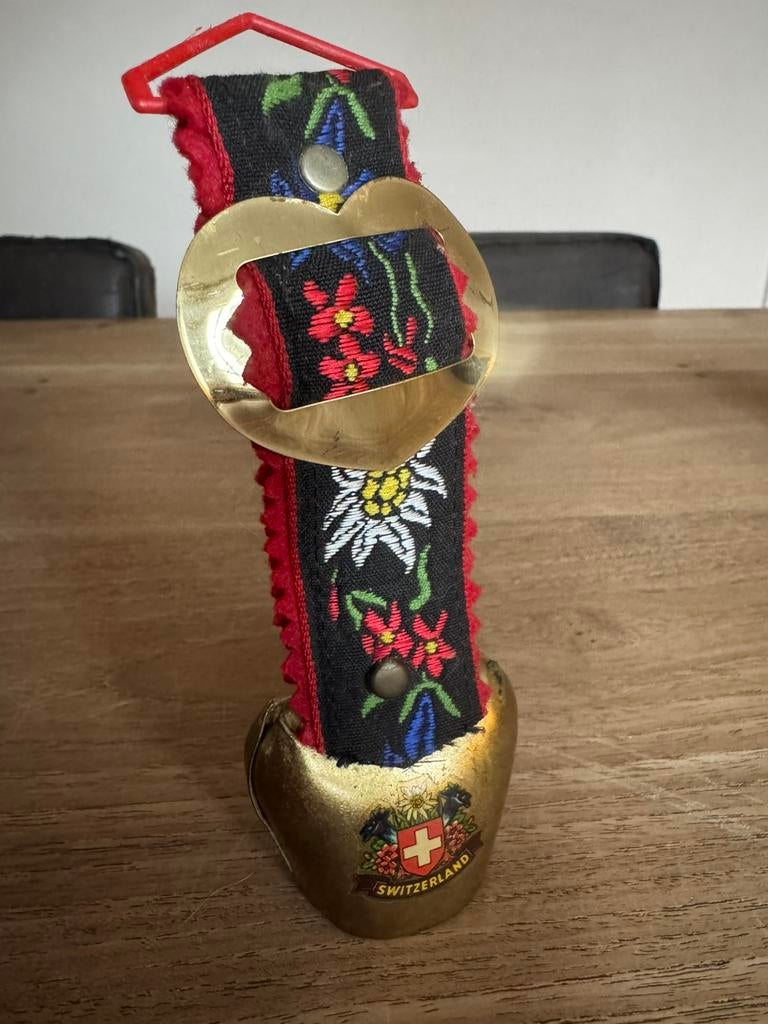 Koebel zwitserland -bel aan stoffen riempje souvenir, Antiek en Kunst, Ophalen of Verzenden