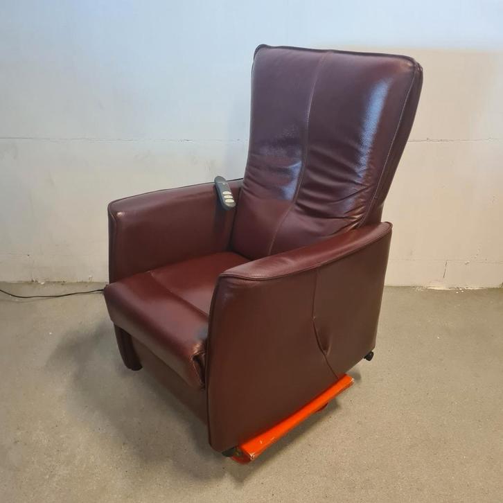 Sta op stoel / opsta stoel bordeaux rood leer, Huis en Inrichting, Fauteuils, Leer, 50 tot 75 cm, Minder dan 75 cm, Ophalen