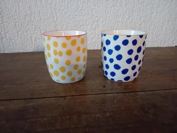 &K Msterdam 2 mokken geel en blauw met stip beschikbaar voor biedingen