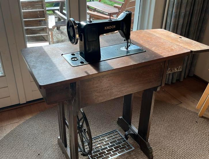 Vintage Koch Naaimachine meubel - Trapmechanisme, Antiek en Kunst, Antiek | Naaimachines, Ophalen