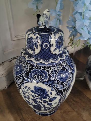 Grote Delftsblauwe pot met deksel merk Boch met foo dog beschikbaar voor biedingen