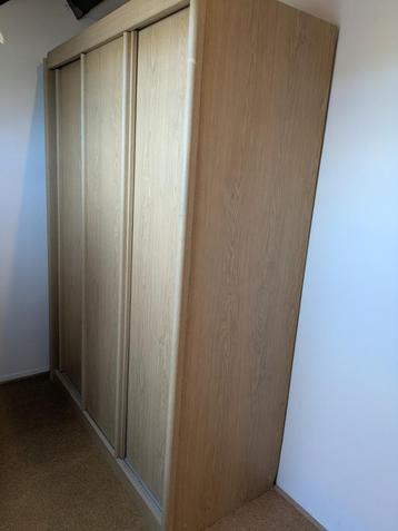 Grote houten kleding/opberg kast (150 x 64 x 200) beschikbaar voor biedingen