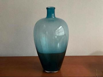 Floris Meydam: lichtblauwe flesvaas (grootste maat) Leerdam beschikbaar voor biedingen