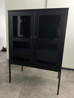 Vitrinekastje Larissa zwart metaal met glas, Huis en Inrichting, Kasten | Vitrinekasten, Ophalen, 100 tot 150 cm, 50 tot 100 cm