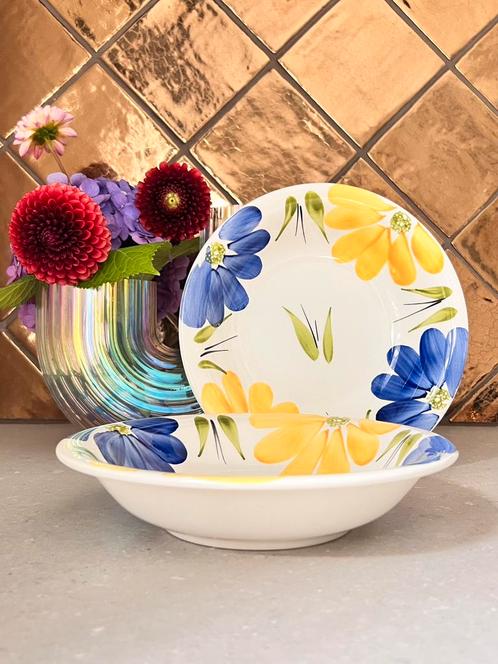 Twee prachtige vintage CMS Italy diepe borden primula, Huis en Inrichting, Keuken | Servies, Zo goed als nieuw, Bord(en), Overige stijlen