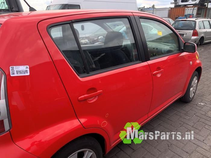 Portier 4Deurs rechts-achter van een Daihatsu Sirion, Auto-onderdelen, Carrosserie en Plaatwerk, Deur, Daihatsu, Gebruikt, 3 maanden garantie