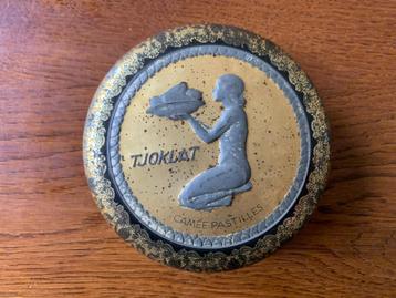 Antiek Blikje "Tjoklat" Hollandsch - Zwitsersche Chocolade   beschikbaar voor biedingen