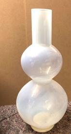 Grote vaas, wit glas 75 cm, Huis en Inrichting, Woonaccessoires | Vazen, Wit, Ophalen of Verzenden, 75 cm of meer, Glas