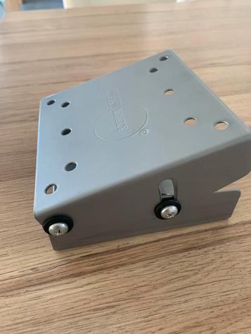 Kantelbare TV Wandbeugel Omni mount beschikbaar voor biedingen