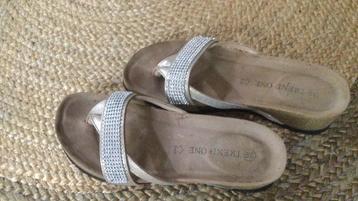 Mooie slippers met leren binnenkant, maat 39 goed kleurig  beschikbaar voor biedingen