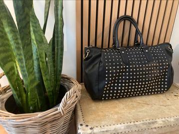 Heerlijke leren tas met goudkleurige studs 