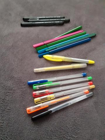 Pennen gekleurd beschikbaar voor biedingen