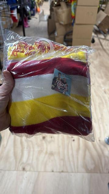 8 dozen echte dik gebreide Oeteldonk sjaal.  320 stuks beschikbaar voor biedingen
