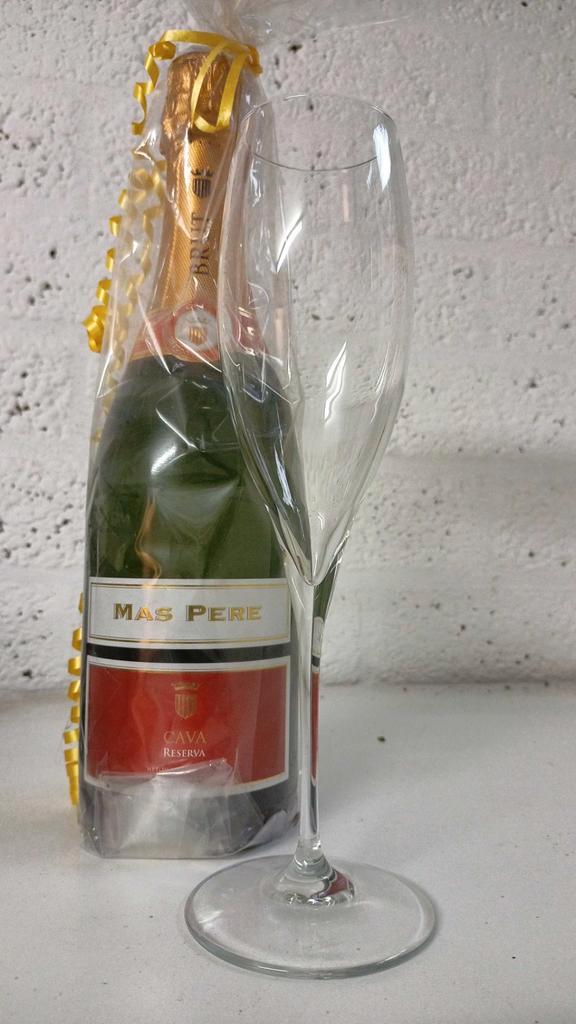 19 champagne flutes Bormioli Rocco type Premium, Huis en Inrichting, Keuken | Servies, Zo goed als nieuw, Glas of Glazen, Overige stijlen