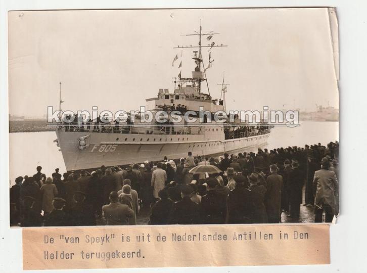 Persfoto Marine Van Speyck terug uit Antillen jaren '50?, Verzamelen, Scheepvaart, Gebruikt, Kaart, Foto of Prent, Motorboot, Verzenden