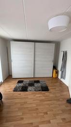 Ruime kledingkast met schuifdeuren, Huis en Inrichting, Ophalen, Overige materialen, Gebruikt, 200 cm of meer