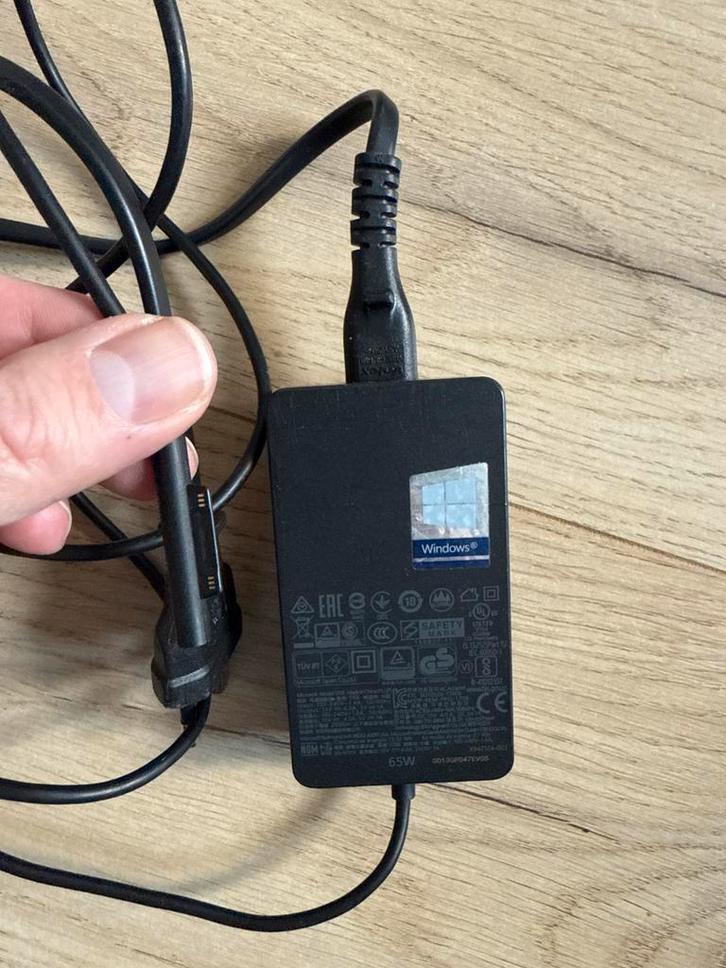 Microsoft Surface 65W Voeding met Stroomkabel, Computers en Software, Laptop-opladers, Zo goed als nieuw, Ophalen of Verzenden