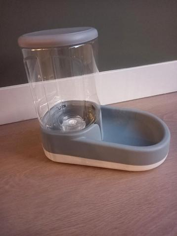 Voer- en drinkbak voor kleine hond beschikbaar voor biedingen