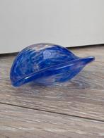 Blauwe glazen schaal - decoratief, Huis en Inrichting, Woonaccessoires | Schalen en Manden, Schaal, Ophalen of Verzenden, Overige vormen