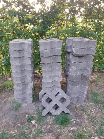 Gratis halve beton grastegels beschikbaar voor biedingen