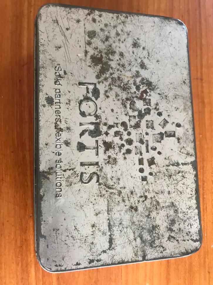 Voor verzamelaar unieke stukken: Fortis koektrommel en memob, Verzamelen, Overige Verzamelen, Zo goed als nieuw, Ophalen of Verzenden