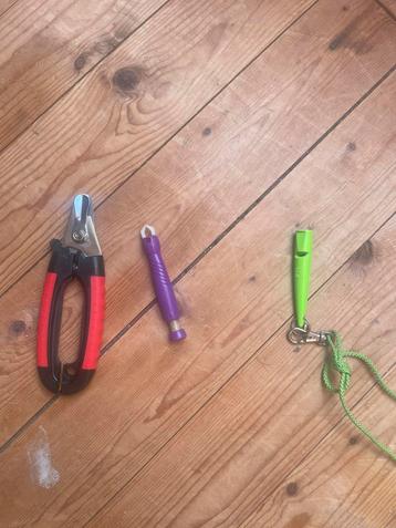 Tekentang, nagelknipper en fluit voor honden beschikbaar voor biedingen