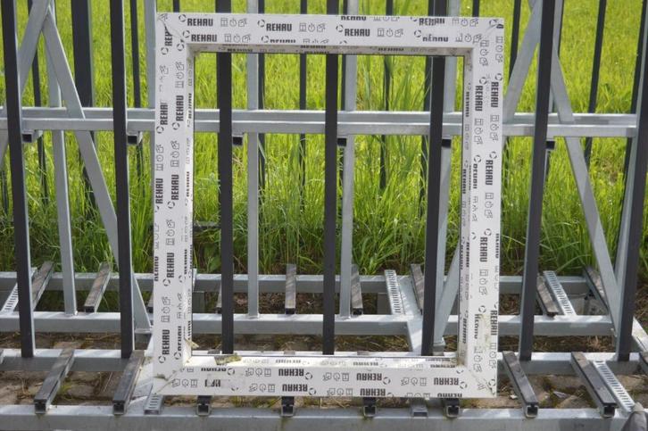 Kozijn, Doe-het-zelf en Verbouw, Kozijnen en Schuifpuien, Zo goed als nieuw, Raamkozijn, Kunststof, 75 tot 150 cm, 75 tot 150 cm