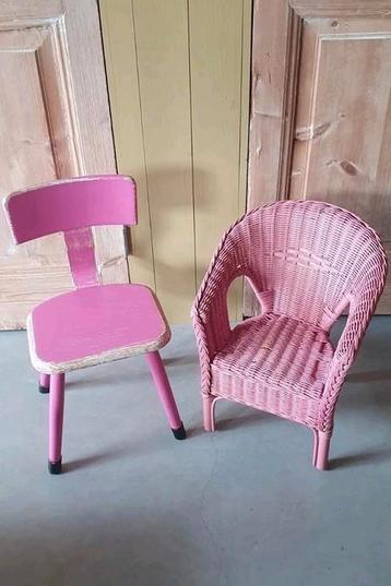 Set van 2 vintage kinderstoeltjes in roze kleur