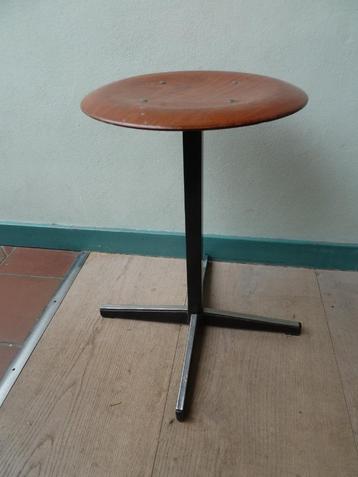 Vintage schoolkrukje jaren 60 beschikbaar voor biedingen