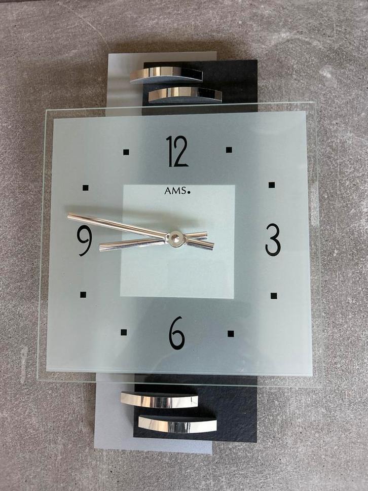 Moderne AMS Wandklok, Huis en Inrichting, Woonaccessoires | Klokken, Zo goed als nieuw, Wandklok, Analoog, Ophalen of Verzenden