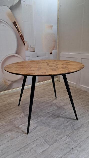 Ronde eettafel beschikbaar voor biedingen