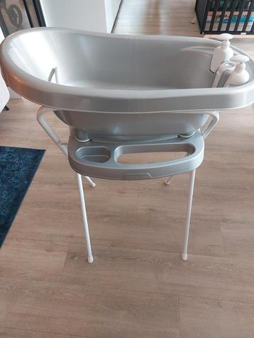 Babybadje op standaard met thermometer  beschikbaar voor biedingen