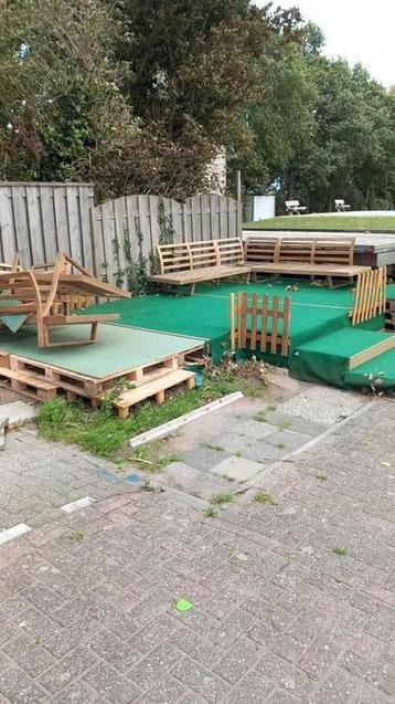 Haardhout pallets , platen en hardhouten tuinbanken gratis beschikbaar voor biedingen