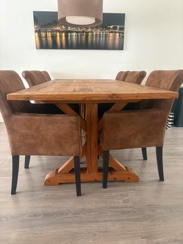 Massief houten eettafel + 6 stoelen beschikbaar voor biedingen