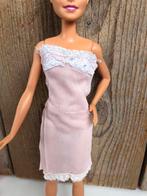 Vintage lichtroze wit jurk voor Barbie, Ophalen of Verzenden, Zo goed als nieuw, Kleertjes