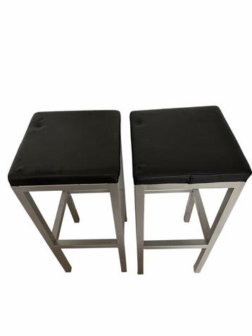 2 Aluminium barkrukken met zwarte bekleding beschikbaar voor biedingen