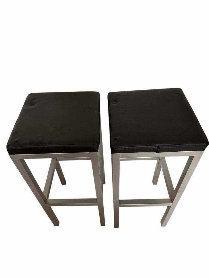 2 Aluminium barkrukken met zwarte bekleding, Huis en Inrichting, Barkrukken, Zo goed als nieuw, 60 tot 90 cm, Metaal, 2 krukken