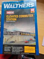Walthers Cornerstone HO Elevated Commuter Station, nieuw, Hobby en Vrije tijd, Modeltreinen | H0, Nieuw, Brug, Tunnel of Gebouw