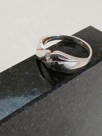 zilveren ring met een opgewerkte ring kop. beschikbaar voor biedingen