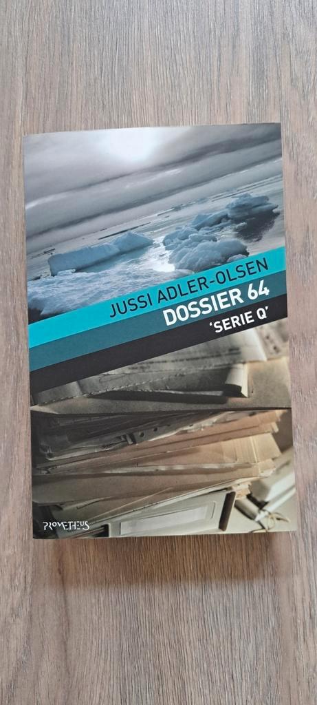 Jussi Adler-Olsen - Dossier 64, Boeken, Thrillers, Zo goed als nieuw, Nederland, Ophalen of Verzenden