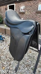 Pfiff dressuurzadel kunstof 17,5 inch, Dieren en Toebehoren, Paarden en Pony's | Zadels, Ophalen of Verzenden, Zo goed als nieuw