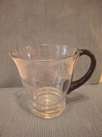 Mooie geslepen glazen vintage waterkan beschikbaar voor biedingen