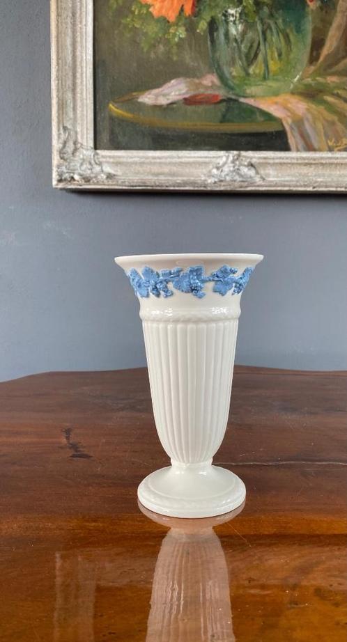 Wedgwood Queen's Ware vaas met blauw relief, Antiek en Kunst, Antiek | Servies los, Ophalen of Verzenden