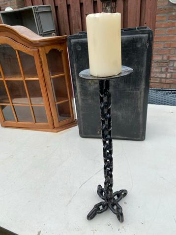Metalen Kandelaar met Kaars beschikbaar voor biedingen