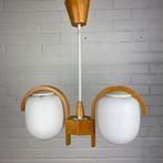 Deens design teak hanglamp met twee glazen bollen, Huis en Inrichting, Lampen | Hanglampen, Minder dan 50 cm, Ophalen of Verzenden