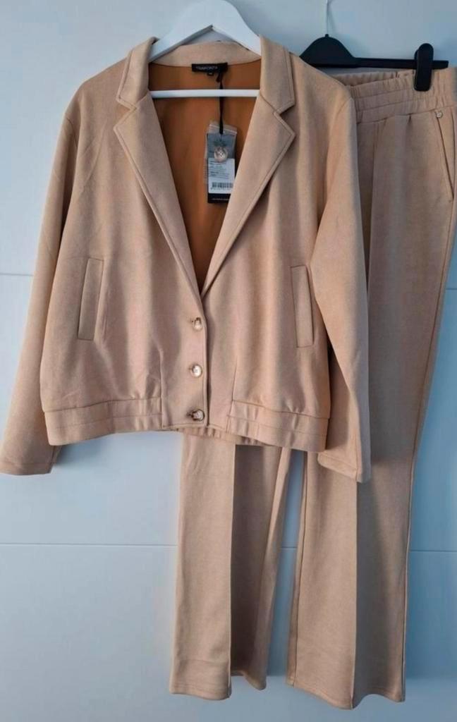 Nieuw suèdine pak kleur oat latte Tramontana maat 42/44, Kleding | Dames, Jasjes, Kostuums en Pakken, Nieuw, Kostuum of Pak, Maat 42/44 (L)