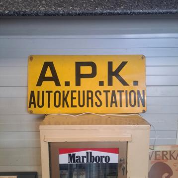 APK Autokeuringstation reclamebord  beschikbaar voor biedingen