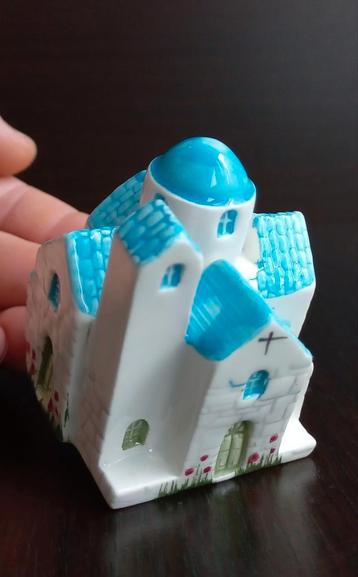 Uniek Handgemaakt Keramisch Miniatuur van een Franse Kerk beschikbaar voor biedingen